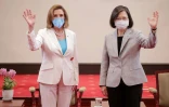 La N.3 américaine Nancy Pelosi (g) et la présidente taïwanaise Tsai Ing-wen à Taipei, le 3 août 2022