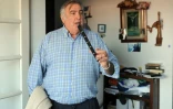 Le prêtre Mikel Epalza, aumônier des marins, joue du Txistu, une flûte basque, dans son domicile de Socoa, le 23 mars 2016