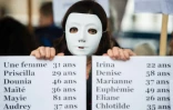Une femme tient un panneau qui énumère les noms des victimes de féminicides en France pour les onze premiers mois de 2019, lors d'une manifestation à Marseille, le 23 novembre 2019
