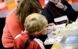 Une femme et un enfant au Salon du Livre et de la Presse Jeunesse le 26 novembre 2014 à Montreuil 