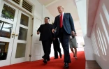 Le leader nord-coréen Kim Jong Un (g) et le président américain Donald Trump marchent ensemble dans un couloir de l'hôtel Capella, sur l'île de Sentosa, le 12 juin 2018 à Singapour