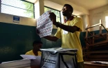 Décompte des bulletins de vote, le 25 octobre 2015 à Port-au-Prince, à l'issue des élections générales qui se sont déroulées dans le calme