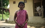 Sorumai Sawra, la veuve Dipen Sawra, retrouvé mort dans dans le parc national, davant son domicile le 3 juin 2016 à Kaziranga en Inde