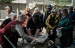 Distribution de nourriture à Severodonetsk, est de l'Ukraine, le 27 avril 2022
