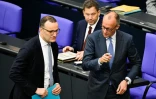 Le chancelier allemand Friedrich Merz (D) et le chef des députés conservateurs allemands, Jens Spahn (G), le 11 juin 2026 au Bundestag à Berlin