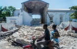 Devant l'église Sacré-Coeur des Cayes le 15 août 2021