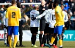 L'arbitre expulse le capitaine de la Saint-Pierroise Michel Fontaine, lors du 16e de finale de Coupe de France à Epinal, le 18 janvier 2020