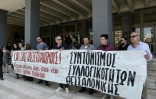 Des activistes anti-saisies manifestent contre les enchères immobilières devant le tribunal de Thessalonique, le 21 juin 2017 en Grèce