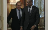 Les ministres russe et malien des Affaires étrangères, Sergueï Lavrov (G) et Abdoulaye Diop, à Moscou le 11 novembre 2021