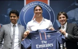 Leonardo (d) lors de la présentation de Zlatan Ibrahimovic au Paris Saint-Germain, le 18 juillet 2012 avec le patron du club Nasser Al-Khelaïfi