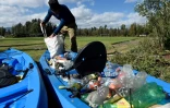 Omar Menchaca débarque les déchets en plastique qu'il a récupérés dans les eaux des canaux de Xochimilco, le 25 janvier 2022 au Mexique