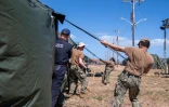 Photo fournie par l'US NAVY montrant l'installation de tentes pour des migrants à la base navale de Guantanamo, le 2 février 2025 à Cuba