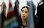 La militante sud-coréenne Lee So-yeon, photographiée le 23 juillet 2024, a une garde-robe constituée de vêtements de seconde main donnés par des amies ou sa famille