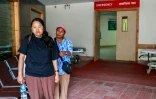 Damu Sherpa, à gauche, l'épouse du guide népalais Dawa Sherpa, à l'hôpital de Katmandou au Népal le 4 juin 2026