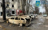 Une rangée de voitures calcinées dans le centre de Soumy, après une attaque russe sur cette ville ukrainienne le 13 avril 2025