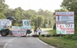 Les grévistes bloquent la route menant au centre spatial guyanais à Kourou le 3 avril 2017