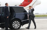 Le président français Emmanuel Macron arrive à l'aéroport de Newquay, le 11 juin 2021 en Cornouailles, pour participer au sommet du G7