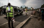 Des agents sanitaires communiquent des informations sur Ebola par haut-parleur sur une route entre Butembo et Goma, dans l'est de la RDC, le 16 juillet 2019