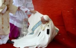Le pape François a chuté sur une marche au début de la messe à Czestochowa, le 29 juillet 2016 en Pologne