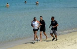 D'ex-militaires français qui fréquentent le centre de réhabilitation "Athos", font un jogging sur la plage à Toulon, le 27 mai 2021