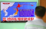 Une carte sur un écran de télévision le 29 août 2017 dans la gare de Séoul montre la trajectoire du missile tiré de Corée du Nord et passant au-dessus du Japon 