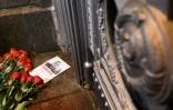 Des fleurs déposées en hommage à l'ambassadeur russe assassiné à Ankara, Andreï Karlov, devant le ministère des Affaires étrangères à Moscou , le 19 novembre 2016