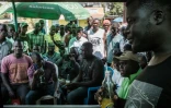 Des Kényans suivent les informations télévisées sur les élections dans l'attente des résultats, le 11 août 2022 à Kisumu