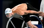 Maxime Grousset plonge dans la demi-finale du 50 m papillon au centre aquatique olympique de Saint-Denis, u nord de Paris, le 10 août 2026 