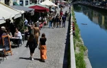 Des promeneurs le long du canal Naviglio et des clients Ă la terrasse des bars et restaurants, le 18 mai 2021 Ă Milan, en Italie