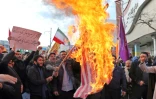 Des Iraniens brûlent le drapeau américain lors d'une manifestation en soutien au gouvernement iranien, à Ardébil (nord) le 20 novembre 2019