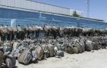 Des moteurs saisis, utilisés sur des pirogues pour la pêche illégale et l'immigration clandestine, à la base des garde-côtes mauritaniens à Nouadhibou (Mauritanie), le 23 avril 2026