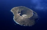 L'îlot Daphné Mayor, des Galapagos, photographié depuis le hublot d'un avion, en février 2019