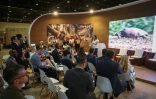 Des participants au congrès mondial de l'Union internationale pour la conservation de la nature (UICN) à Abu Dhabi, le 9 octobre 2025 aux Emirats arabes unis