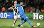 Le meneur de jeu marseillais Dimitri Payet marque le but de la victoire de l'OM sur le terrain du PAOK, le 14 avril 2022