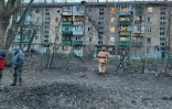 Un cratère causé par une explosion près d'un immeuble d'habitations, à Kiev, après une attaque massive de drones russes sur la capitale ukrainienne, le 25 novembre 2023