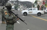 Des soldats aux abords de la base aĂ©rienne de Guayaquil, oĂč sont arrivĂ©s des proches du baron de la drogue "Fito", le 19 janvier 2024 en Equateur