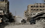Les forces irakiennes patrouillent dans une rue de Mossoul après avoir repris l'ouest de la ville aux jihadistes de l'EI, le 8 mars 2017