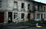 Une façade de maison brûlée après un feu de poubelle allumé dans le cadre d'un blocus de lycéens près du lycée Gustave Eiffel de Bordeaux, le 30 septembre 2026