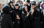 Des chrétiens orthodoxes marchent le long de la Via Dolorosa à Jérusalem, le 29 avril 2016