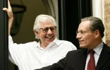 Les anciens journalistes Bob Woodward (d) et Carl Bernstein, le 1er juin 2005 à Washington