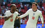 L'attaquant anglais Raheem Sterling célèbre son but contre la Croatie à l'Euro, sous les yeux de son équipier Mason Mount le 13 juin 2021 à Wembley