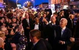 Le président Joe Biden (D) salue la foule en sortant d'un bar de Dundalk, en Irlande, le 12 avril 2023