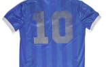 Le maillot porté par l'Argentin Diego Maradona, lors de la victoire, 2-1 face à l'Angleterre en quart de finale de la Coupe du monde, le 22 juin 1986 à Mexico, sera mis aux enchères sur internet (du 20 avril au 4 mai) par Sotheby's