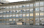 Façade de l'hôpital Gemelli dans lequel est hospitalisé le pape François, à Rome le 22 février 2025 
