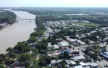 Vue aérienne du pont international Jose Antonio Paez à Arauca, en Colombie, à la frontière avec le Venezuela, le 22 janvier 2022
