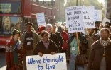 Des anciens habitants des Chagos et leurs descendants manifestent devant le Parlement à Londres, le 22 octobre 2008