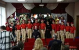 L'écolier russe Ivan et des participants à une cérémonie organisée par les mouvements patriotiques locaux, le 24 janvier 2025 à Istra, au nord-ouest de Moscou