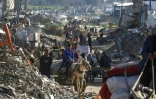 Des déplacés palestiniens ayant fui les bombardements israéliens arrivent à Nousseirat, dans le centre de la bande de Gaza, le 18 mars 2025