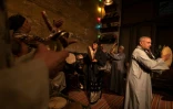 Des musiciens du groupe égyptien Mazaher lors d'une représentation dans un quartier populaire du Caire, le 27 avril 2022