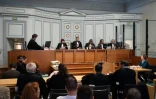 La cour réunie dans la salle d'audience du tribunal correctionnel de La Rochelle, le 5 mai 2022, durant le procès du chauffeur du camion-benne à l'origine d'un accident qui a provoqué la mort de six adolescents, passagers d'un bus scolaire